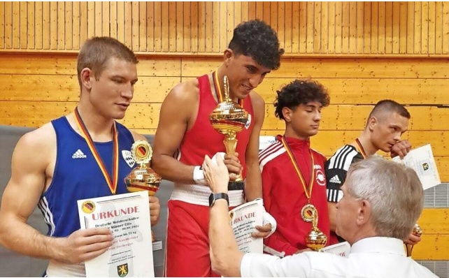 Mohammad Shadab bei der Siegerehrung nach dem Gewinn der Deutschen Meisterschaft im Mittelgewicht